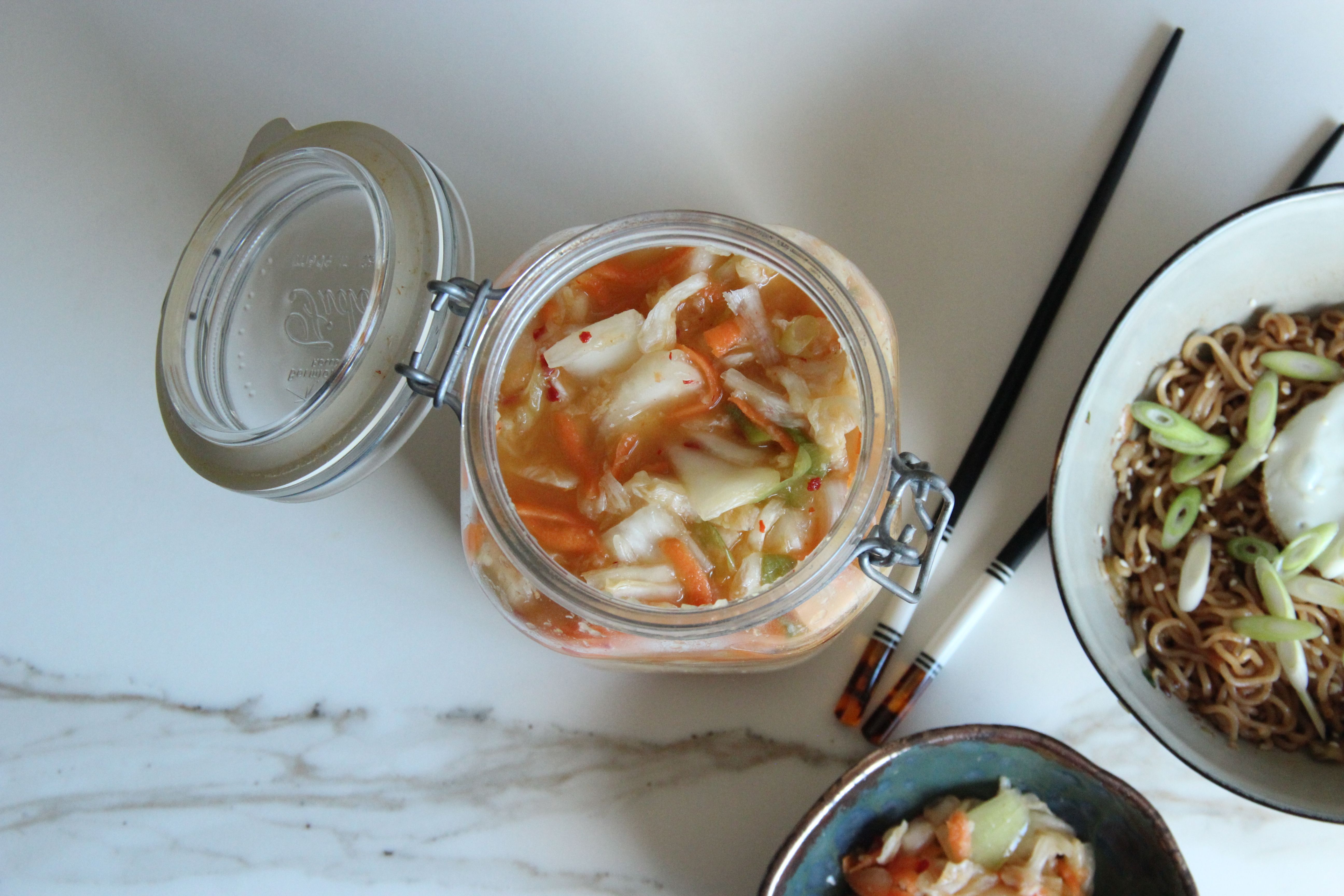 Kimchi in een weckpot met ramen ernaast