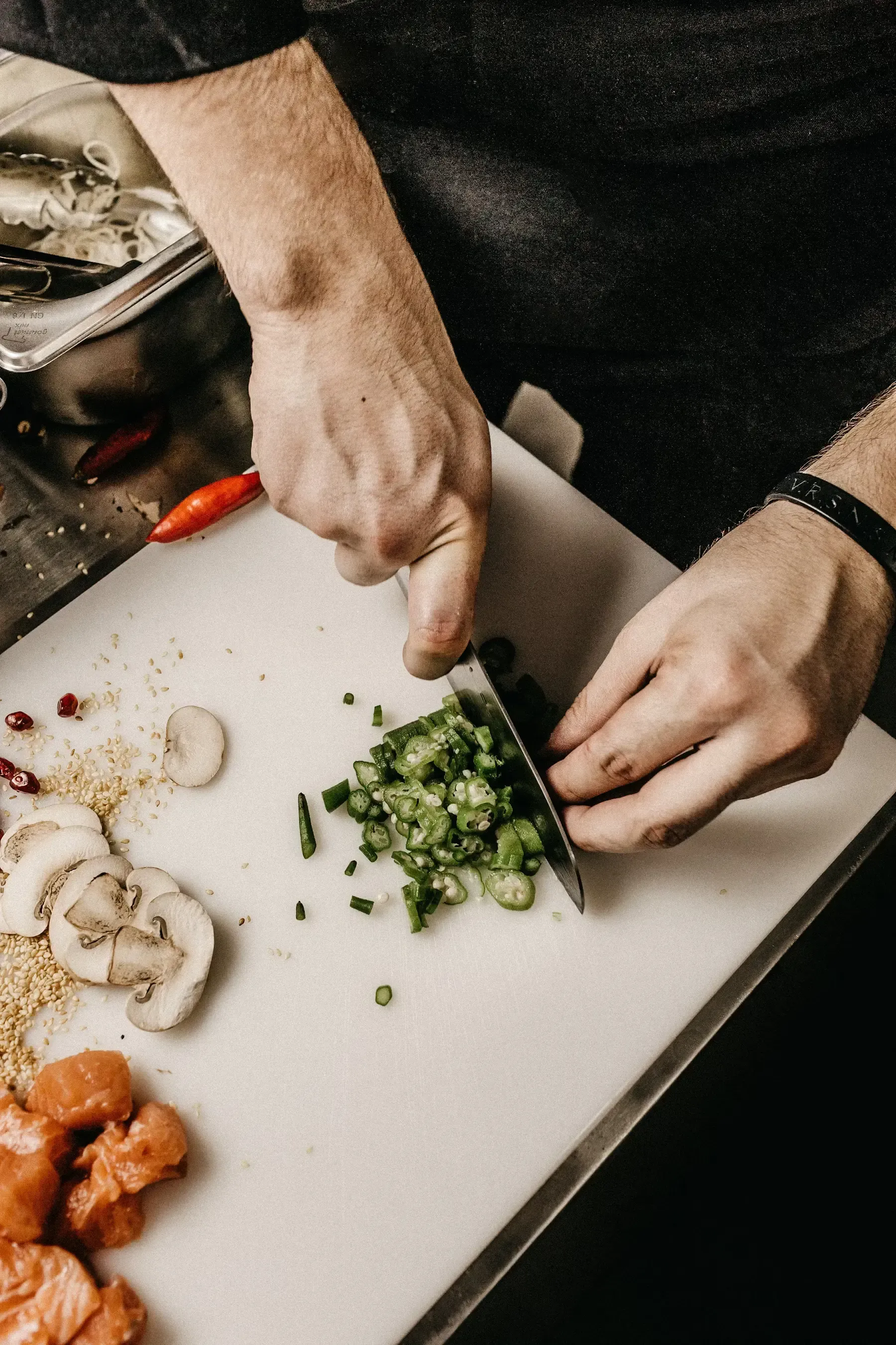 Een snijplank waar verschillende ingrediënten op worden gesneden
