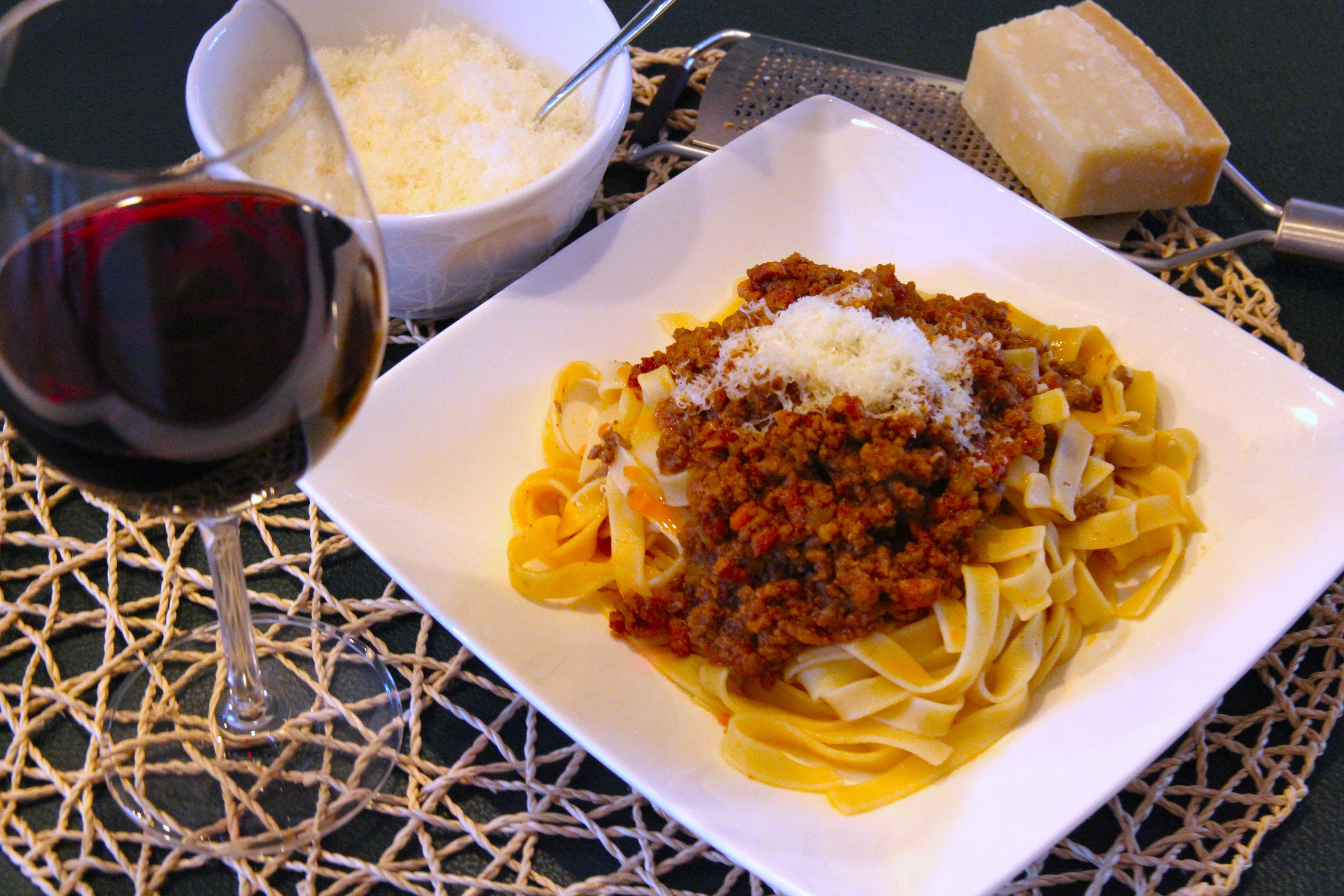Een bord met tagliatelle al ragù