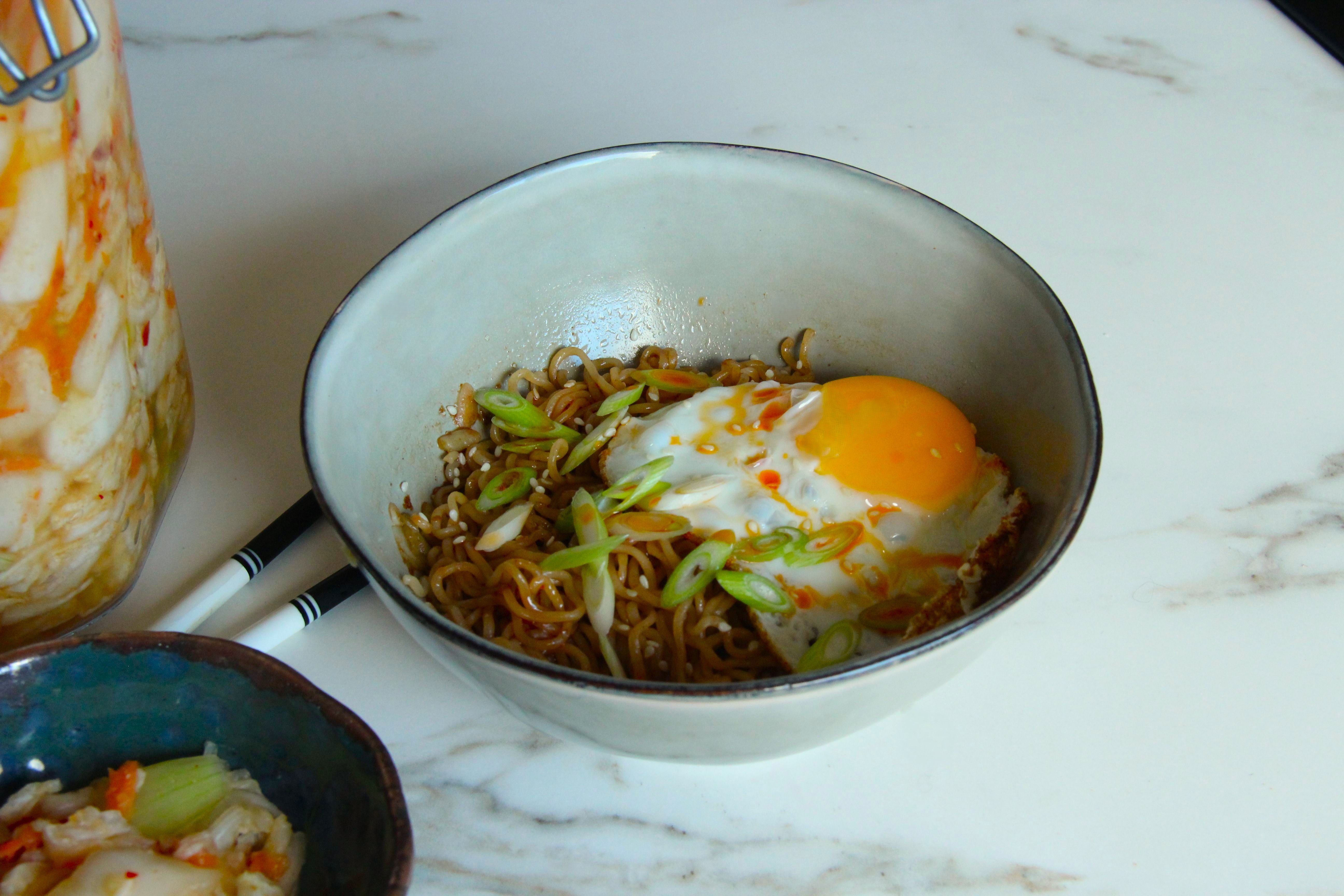 Een kom met upgraded instant noodles